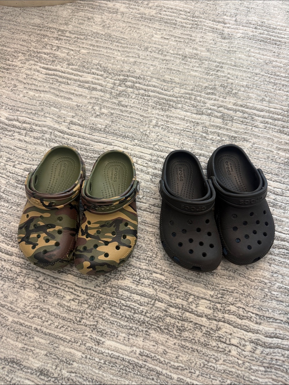 CROCS Kids Clogs in Black and Green Camo